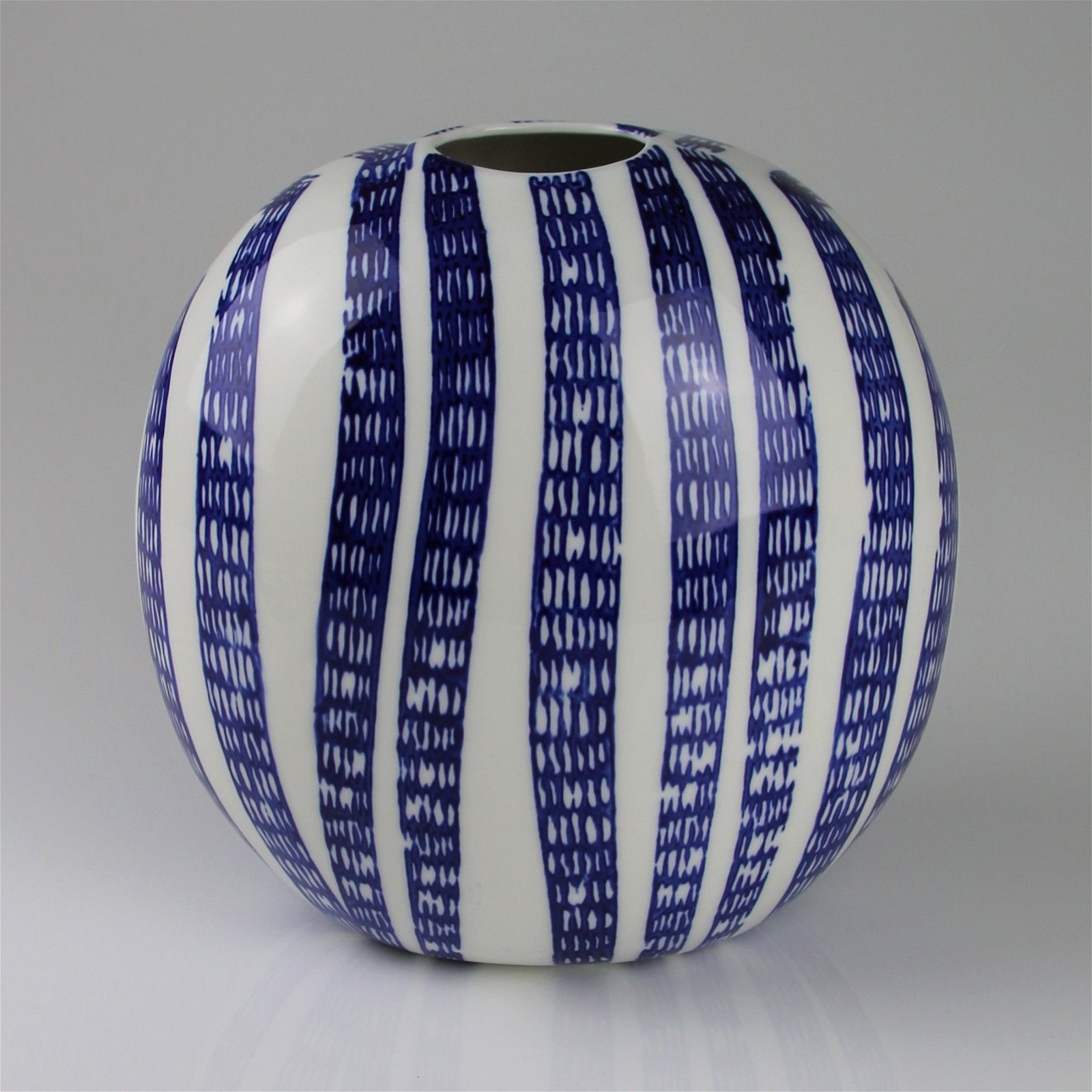 Keramikvase mit Streifenmuster, blau/weiß, H: 18 cm