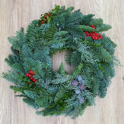 Adventskranz, Mix-Grün mit roten Beeren, halbrund gebunden, ca. 35 cm Ø Adventskranz, Mix-Grün mit roten Beeren, halbrund gebunden, ca. 35 cm Ø