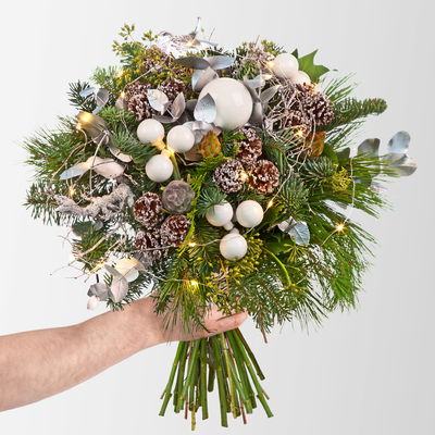 Blumenstrauß 'Funkelnde Winterzeit' inkl. Lichterkette, handgebunden