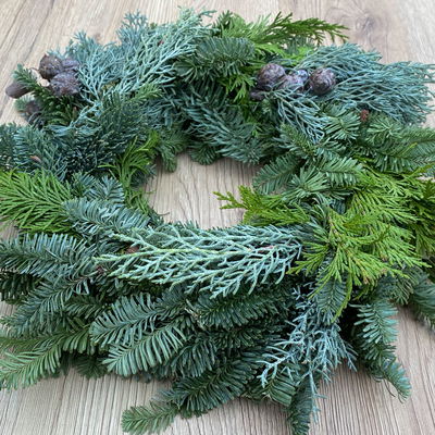 Adventskranz, Mix-Grün, halbrund gebunden, ca. 25 cm Ø Adventskranz, Mix-Grün, halbrund gebunden, ca. 25 cm Ø