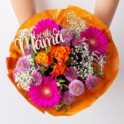 Blumenstrauß 'Orange meets Pink' ink. Stecker 'Beste Mama' handgebunden, Größe M