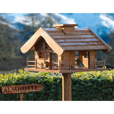 Vogelfutterhaus Almhütte mit liebevollen Details, inkl. Ständer, FSC®, ca. 56 x 46 x 35,5 cm