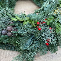 Adventskranz, Mix-Grün mit roten Beeren, halbrund gebunden, ca. 40 cm Ø