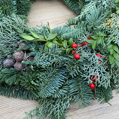 Adventskranz, Mix-Grün mit roten Beeren, halbrund gebunden, ca. 40 cm Ø Adventskranz, Mix-Grün mit roten Beeren, halbrund gebunden, ca. 40 cm Ø