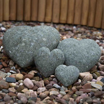 Naturstein in Herzform, grau, ca. 25 x 26 x 9 cm