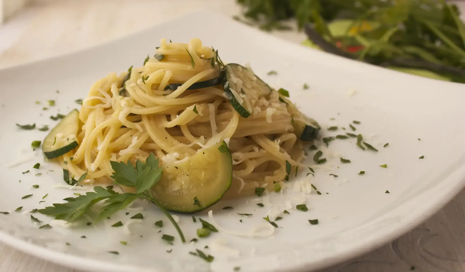 Kalbsmedaillons mit Basilikum-Gemüsespaghetti in Trüffelrahm