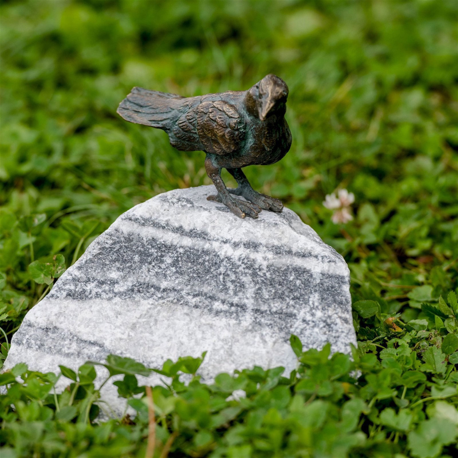 Vogel auf Alaska-Stein, Bronze, Stein, H 20 x 16 x 15 cm