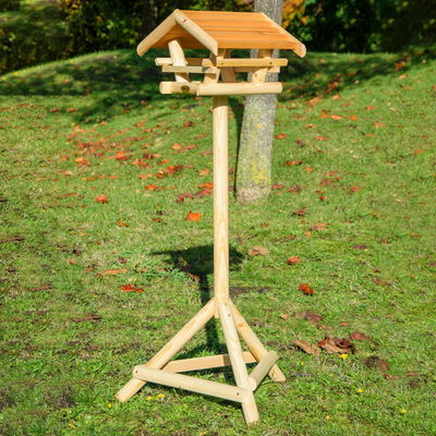 Futterhaus 'Berni' inkl. Ständer, bernsteinfarben, Kiefernholz Futterhaus 'Berni' inkl. Ständer, bernsteinfarben, Kiefernholz