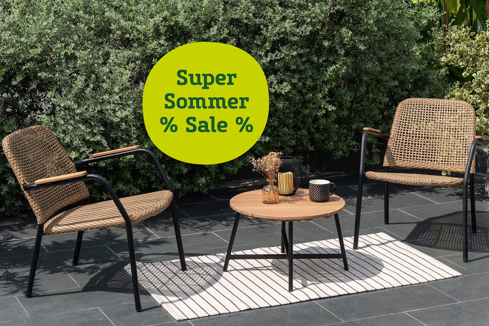 Gartenmöbel Bistro-Set Naga auf einer Terrasse mit dem Hinweis Super Sommer Sale für ausgewählte Gartenmöbel