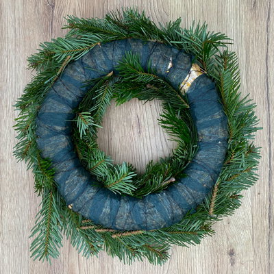 Adventskranz, Nordmanntanne, halbrund gebunden, 30 cm Ø Adventskranz, Nordmanntanne, halbrund gebunden, 30 cm Ø