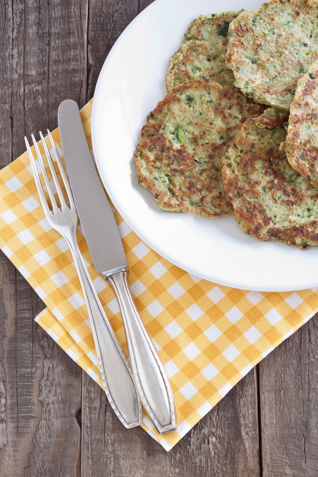 Zucchini-Möhren-Puffer mit Kräuter-Joghurtcreme