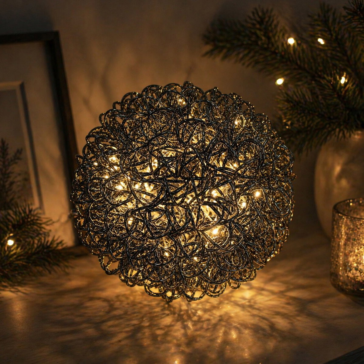 LED Drahtkugel, 200 warmweiße LEDs, Ø ca. 90 cm LED Drahtkugel, 200 warmweiße LEDs, Ø ca. 90 cm