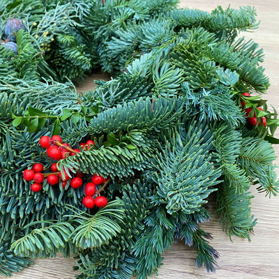 Adventskranz, Mix-Grün mit roten Beeren, halbrund gebunden, ca. 35 cm Ø Adventskranz, Mix-Grün mit roten Beeren, halbrund gebunden, ca. 35 cm Ø
