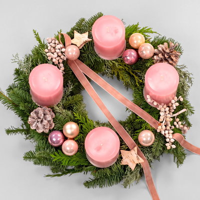 Dekorierter Adventskranz mit Kerzen in Antikrosa, Mix-Grün, ca. 35 cm Ø Dekorierter Adventskranz mit Kerzen in Antikrosa, Mix-Grün, ca. 35 cm Ø