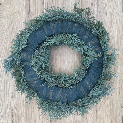 Adventskranz, Arizonica / Zypresse, halbrund gebunden, ca. 30 cm Ø Adventskranz, Arizonica / Zypresse, halbrund gebunden, ca. 30 cm Ø